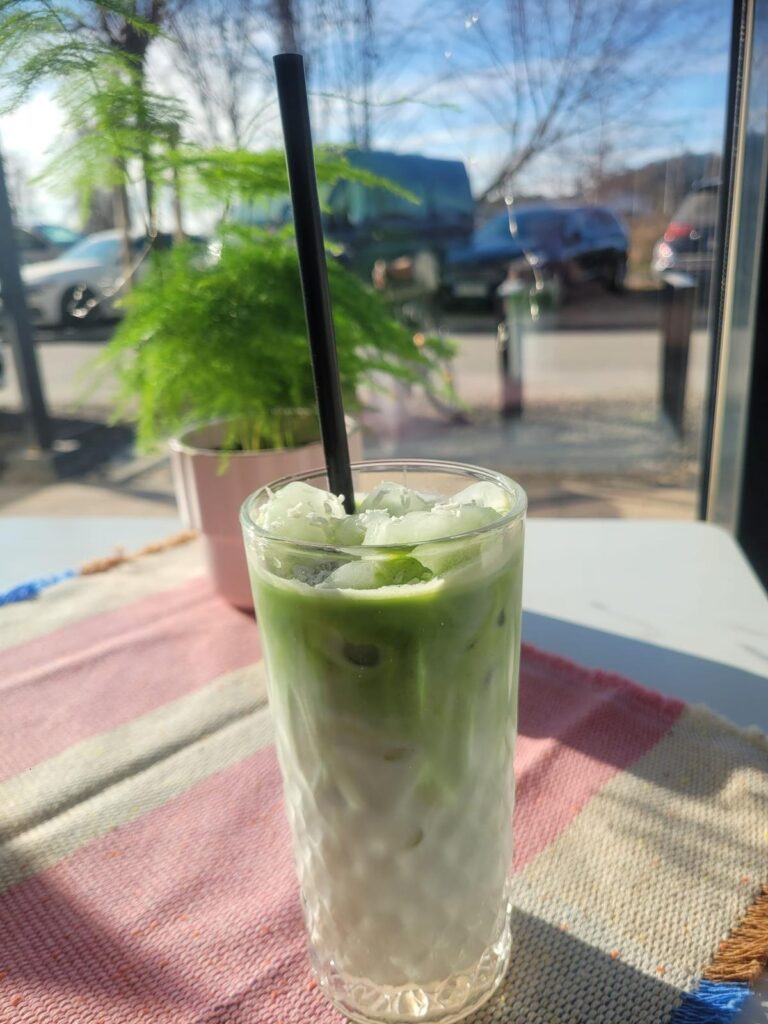 Matcha mleczna kokosowa na zimno